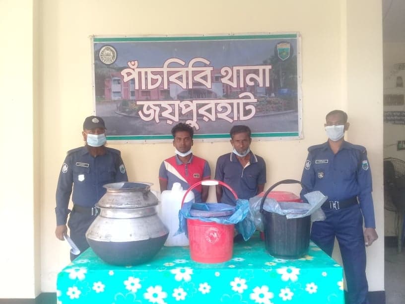 পাঁচবিবিতে ২০০ লিটার চোলাই মদসহ ২ জন আটক