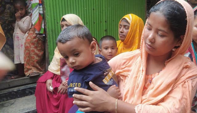 অবুঝ শিশু সন্তানের সামনে বাবার লাশ, চিকিৎসাধীন স্ত্রী জানেনা স্বামীর মৃত্যুর খবর