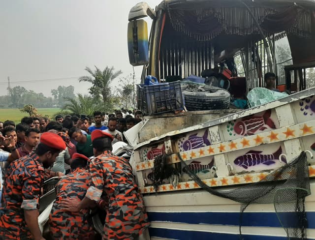 ড়াইগ্রাম ওভারটেকিং করতে গিয়ে বাস-পিকআপের সংঘর্ষে চালক নিহত