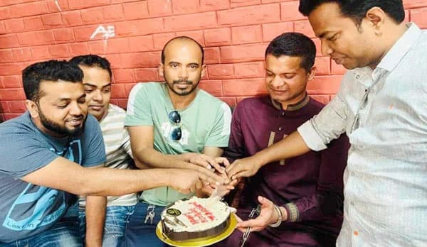 আদালতের গারদ খানায় কেক কেটে জন্মদিন পালন হত্যা মামলার আসামীর