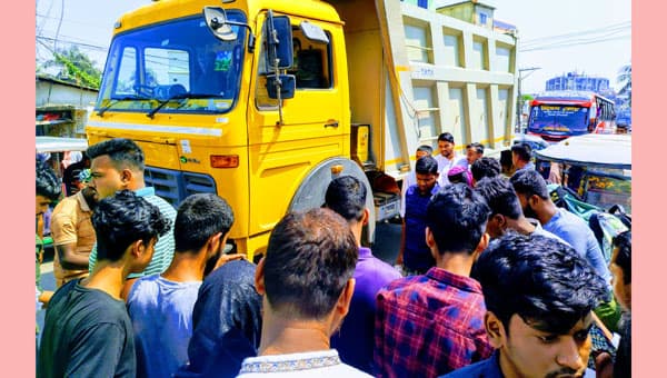 দেবীদ্বারে কাভার্ড ভ্যান চাপায় ধুমরে-মুচড়ে গেল বৃদ্ধার হাত