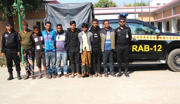 সলঙ্গায় চোরাই মালামালসহ র‍্যাবের হাতে আটক ৮