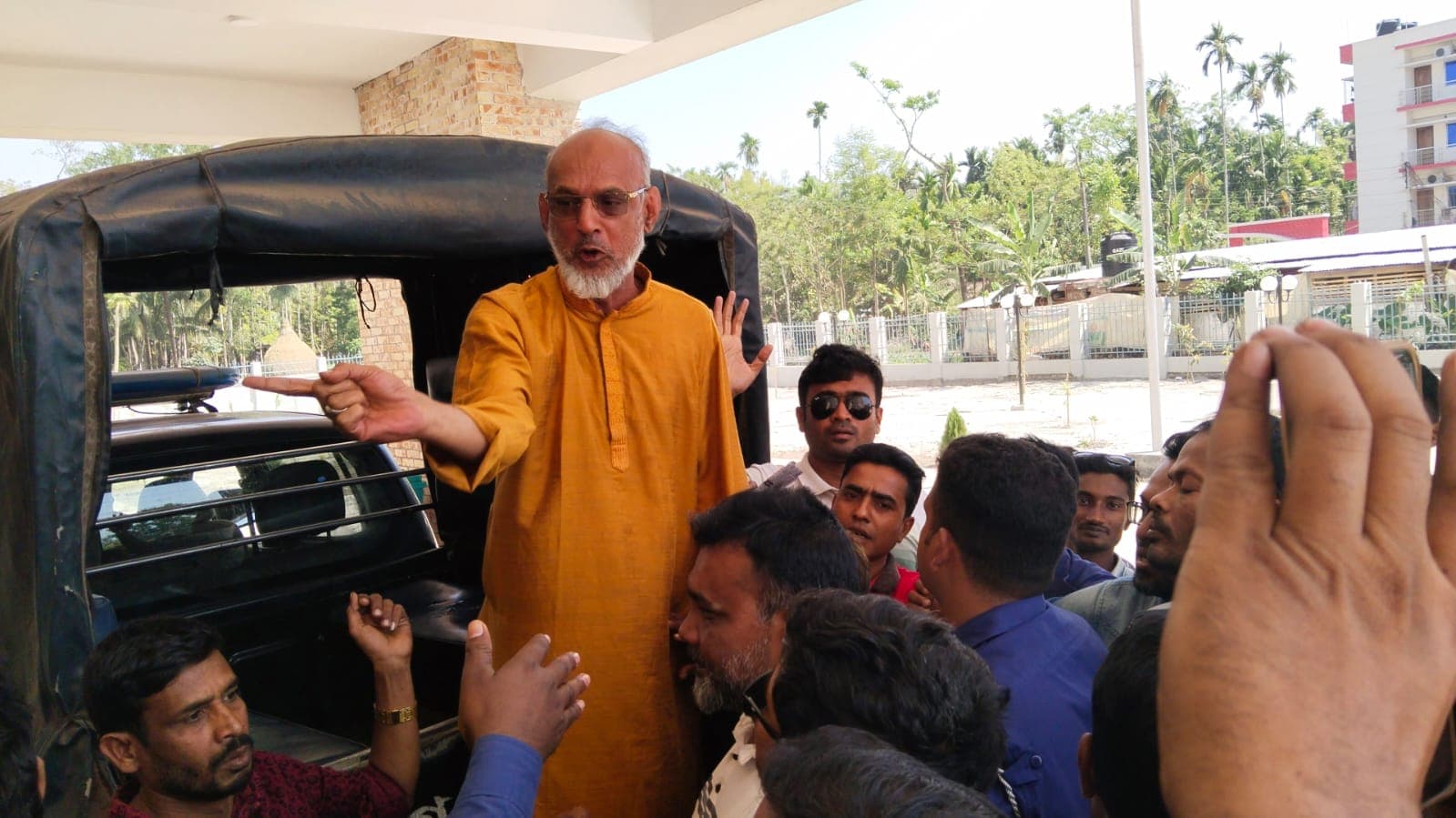 পিরোজপুর জেলা বিএনপির আহবায়ক আলমগীর হোসেন আটক