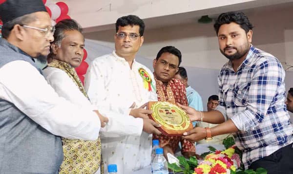 সাংবাদিকতায় বিশেষ অবদান রাখায় সম্মাননা পেলেন সুরনজিত সরকার সূর্য