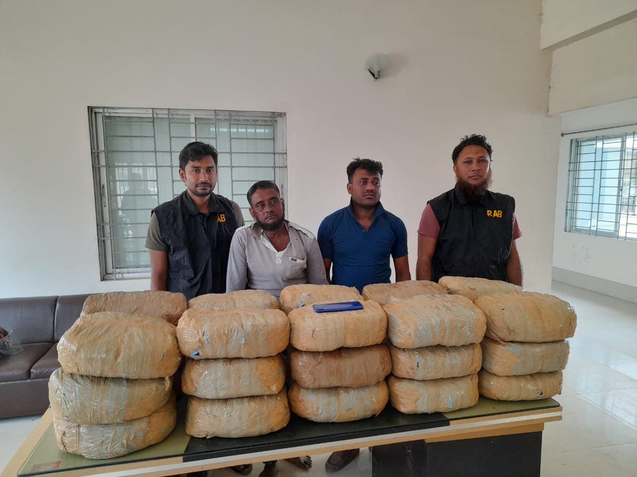 মির্জাপুরে ৬২ কেজি গাঁজাসহ ২ জন মাদক ব্যাবসায়ী আটক