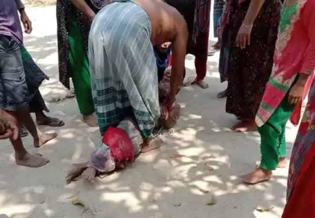 তুচ্ছ ঘটনা নিয়ে প্রকাশ্যে বাবা ও মেয়েকে বেঁধে নির্যাতন