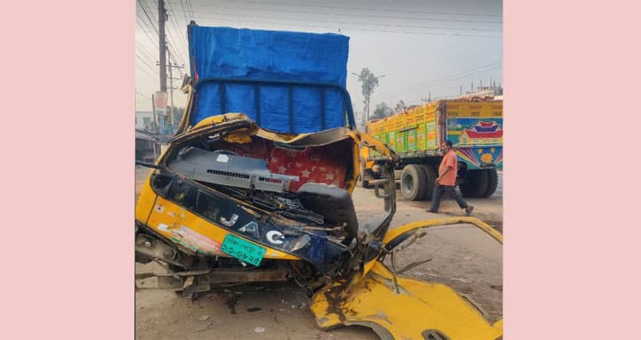 গাজীপুরে পিকআপ ও ট্রাকের সংঘর্ষে নিহত ২