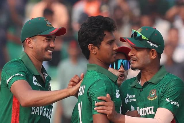 টাইগারদের দুর্দান্ত বোলিংয়ে কাঁপছে ইংল্যান্ড