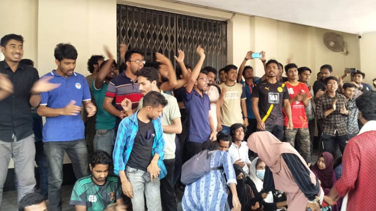 রাজশাহী বিশ্ববিদ্যালয় সংঘর্ষের ঘটনায় প্রশাসন ভবনে তালা দিয়ে বিক্ষোভ