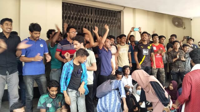 রাজশাহী বিশ্ববিদ্যালয় সংঘর্ষের ঘটনায় প্রশাসন ভবনে তালা দিয়ে বিক্ষোভ