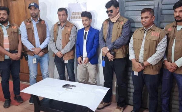 সাভারে অস্ত্র-গুলিসহ একাধিক মামলার আসামি গ্রেফতার