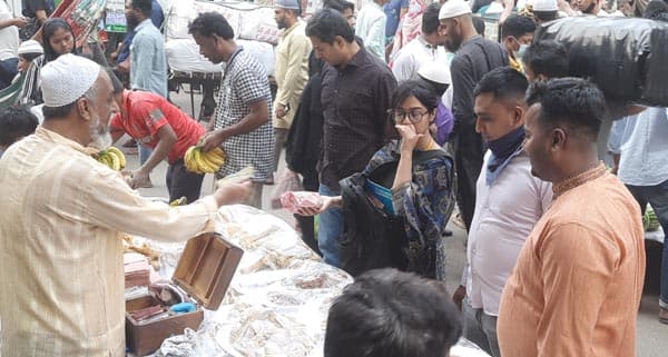 বাহারী ইফতারে ঢাকার চকবাজারে উৎসবের আমেজ