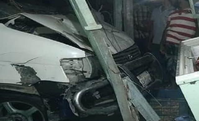 দোকানে মাইক্রোবাস, প্রাণ গেল একজনের