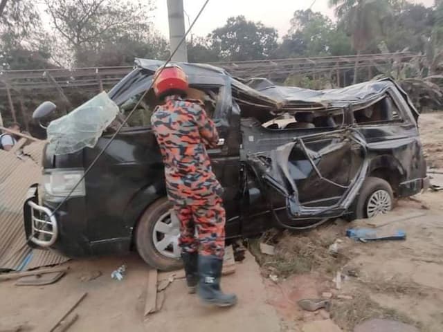 মাইক্রোবাস-লরি সংঘর্ষে প্রাণ গেল দুই যন্ত্রশিল্পীর