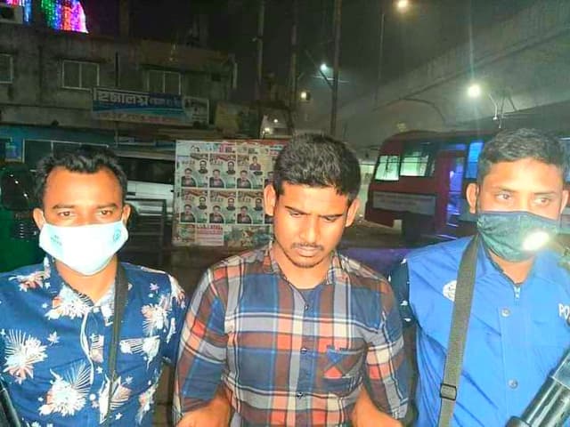 ছয় ঘন্টা পার'না হতে অভিদাস পুলিশের হাতে আটক