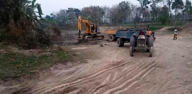 বড়াইগ্রামে কৃষি জমিতে পুকুর খননের মহাউৎসাব