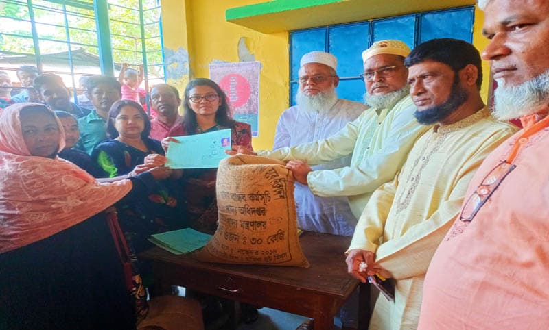 কাউখালীতে উপকার ভোগীদের মধ্যে vwb কার্ড ও খাদ্যশস্য বিতরণ