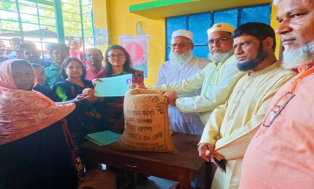কাউখালীতে উপকার ভোগীদের মধ্যে vwb কার্ড ও খাদ্যশস্য বিতরণ
