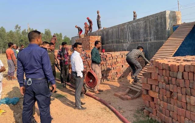 হিলিতে অবৈধ ইটভাটায় অভিযান, ৫০ হাজার টাকা জরিমানা