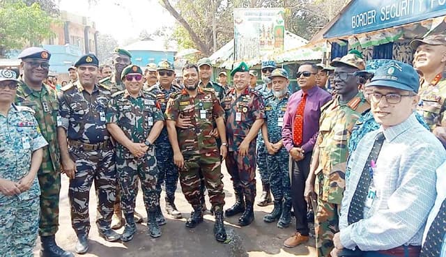 হিলি স্থলবন্দর পরিদর্শন করেছেন এনডিসি কলেজের ২৩ সদস্যের প্রতিনিধি দল