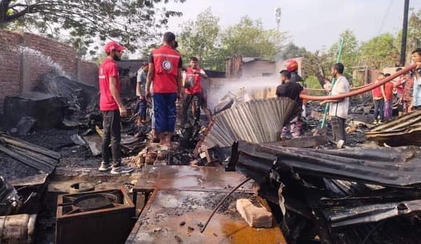 পাথরঘাটায় আগুনে পুড়ে ৯ দোকান ভষ্মিভুত