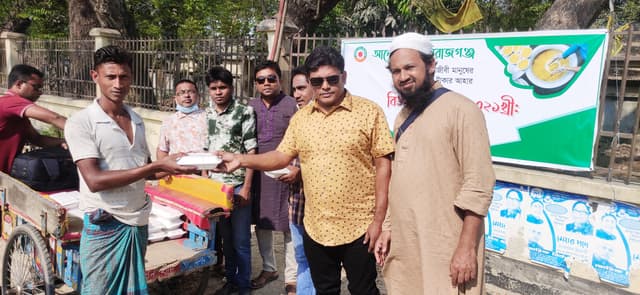 উল্লাপাড়ায় দুই টাকায় খাবার বিতারণ