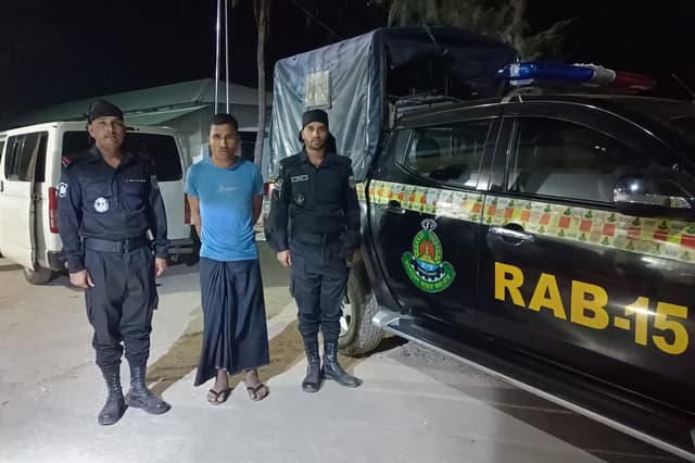 টেকনাফে অস্ত্রধারী সন্ত্রাসী গ্রেফতার