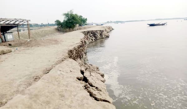 আশাশুনির খোলপেটুয়া নদীর বেড়িবাঁধে ভাঙ্গন, আতঙ্কিত এলাকাবাসি