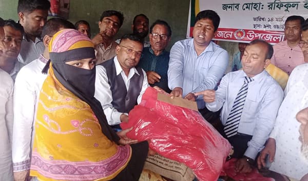 পাথরঘাটায় অগ্নিকাণ্ডে ক্ষতিগ্রস্তদের মাঝে অর্থ ও ত্রাণ সামগ্রী বিতরণ