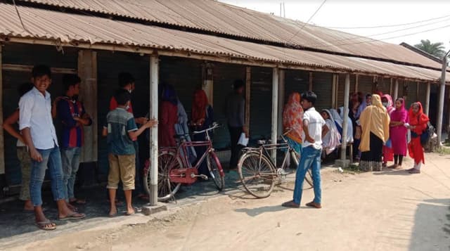 অনুদানের আবেদন করতে কম্পিউটারের দোকানে শিক্ষার্থীর ভীড়