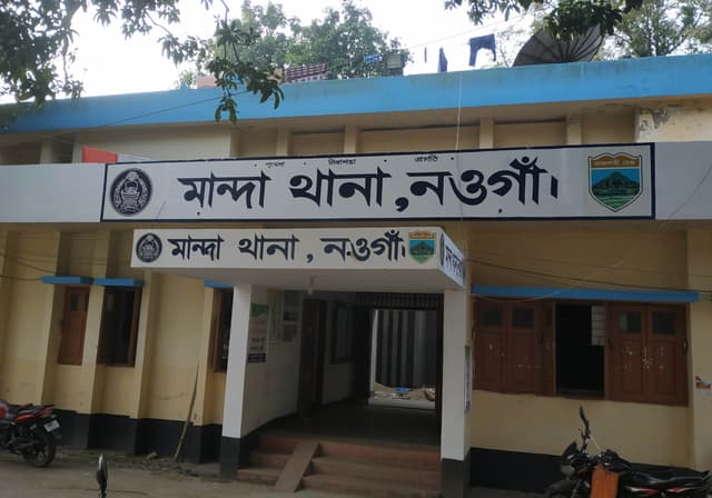 নওগাঁয় বাসের চাপায় কাপড় ব্যাবসায়ীসহ নিহত ২