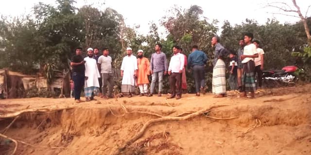 টেকনাফ তুলাতলীর রাস্তা পরিদর্শনে সদর ইউপি চেয়ারম্যান