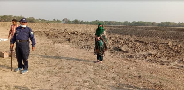 ফসলি জমিতে পুকুর খনন বন্ধে প্রশাসনের অভিযান