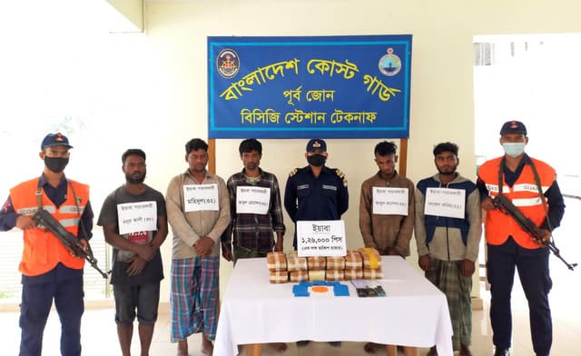 সেন্টমার্টিন সমুদ্র থেকে বিপুল ইয়াবাসহ চট্রগ্রামের ৫ পাচারকারী আটক