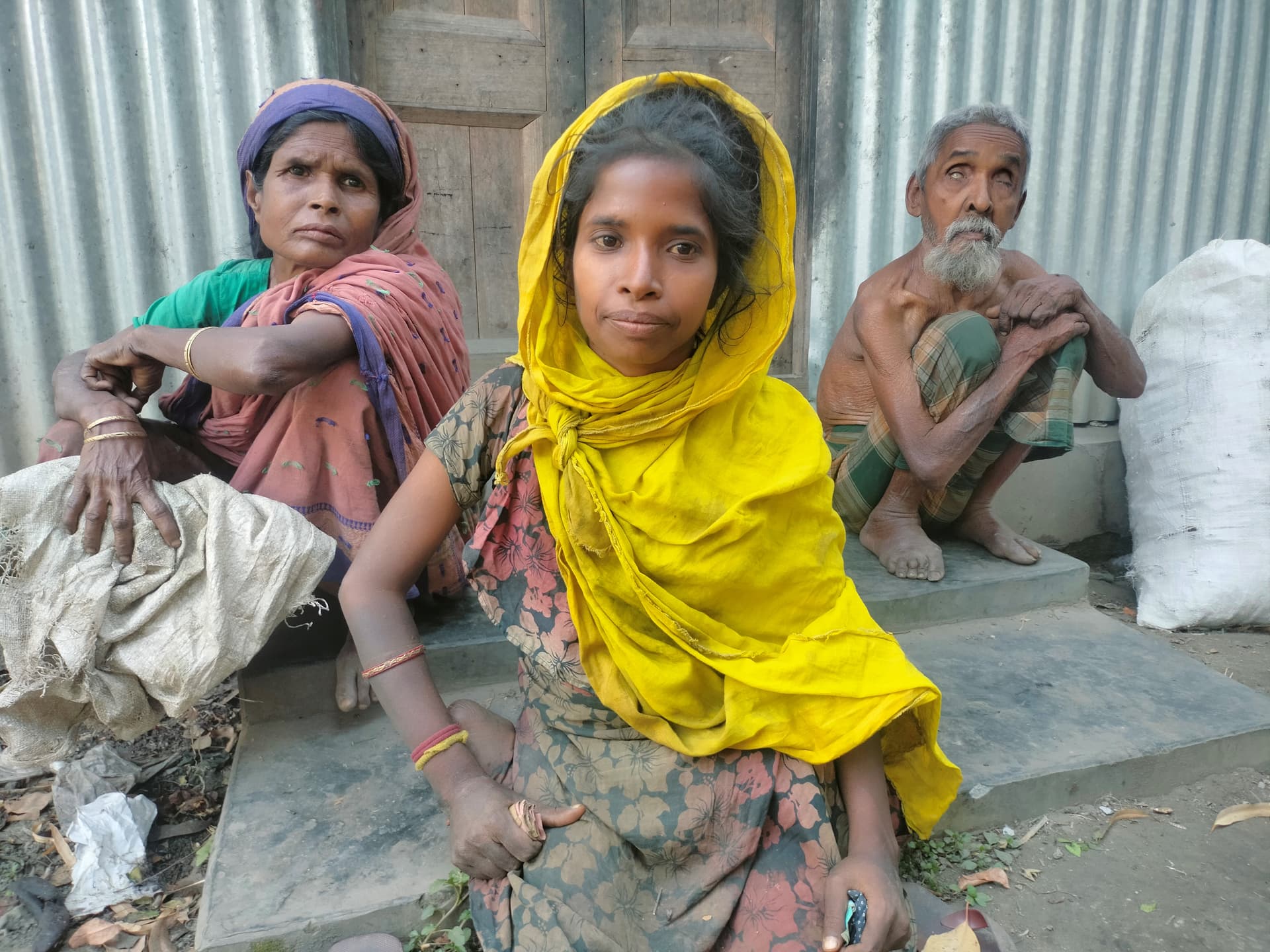 অক্ষম শিল্পীই দৃষ্টি ও মানসিক প্রতিবন্ধী বাবা মায়ের একমাত্র ভরসা