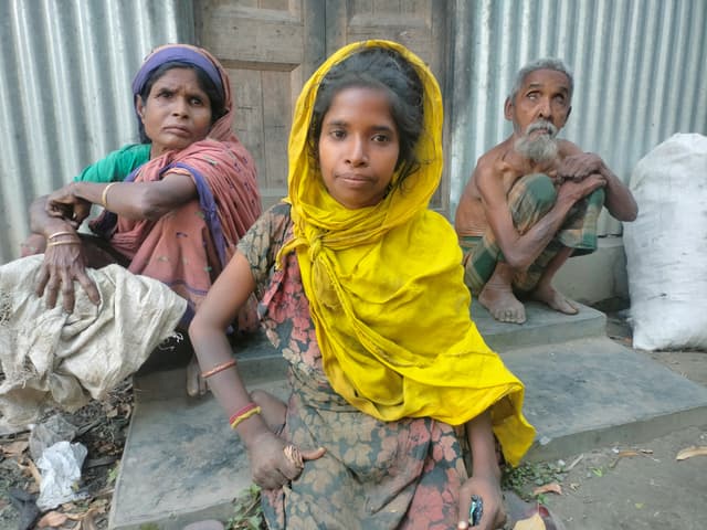 অক্ষম শিল্পীই দৃষ্টি ও মানসিক প্রতিবন্ধী বাবা মায়ের একমাত্র ভরসা