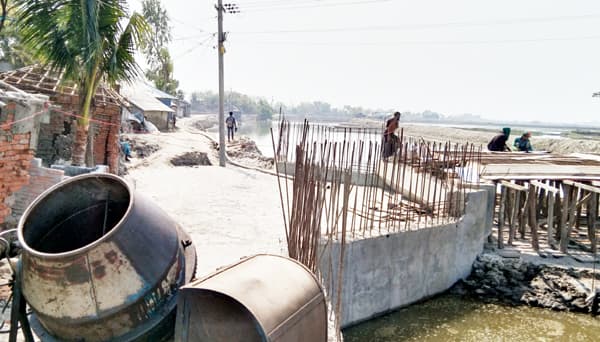 আশাশুনিতে বসতবাড়ি ঘেঁষে গার্ডার ব্রীজ নির্মাণ, ক্ষতিপূরণ দাবি