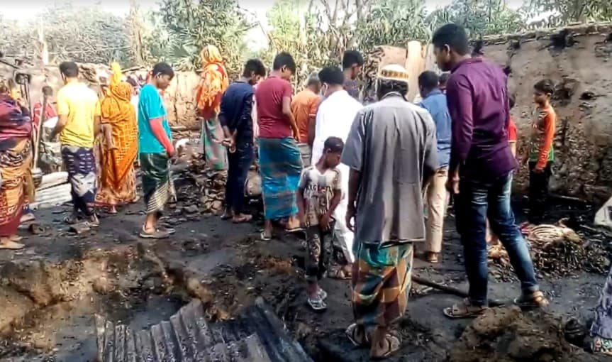 কয়েলের আগুনে বাড়িঘর, গরু ছাগল পুড়ে ছাই
