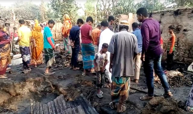 কয়েলের আগুনে বাড়িঘর, গরু ছাগল পুড়ে ছাই
