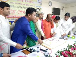 উল্লাপাড়া পৌরসভায় বঙ্গবন্ধু’র জন্মবার্ষিকী উপলক্ষে কেক কর্তন