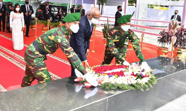 বঙ্গবন্ধুর প্রতিকৃতিতে মালদ্বীপের প্রেসিডেন্টের শ্রদ্ধা
