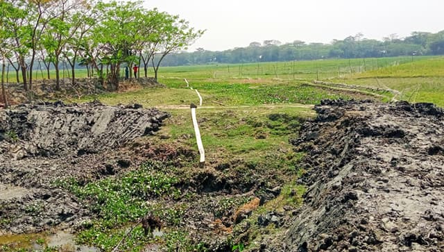 খালের বুকে বাঁধ, ফসলী জমিতে পানি সংকট