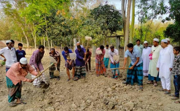 আত্রাইয়ে গ্রামবাসীর উদ্যোগে স্বেচ্ছাশ্রমে রাস্তা নির্মাণ