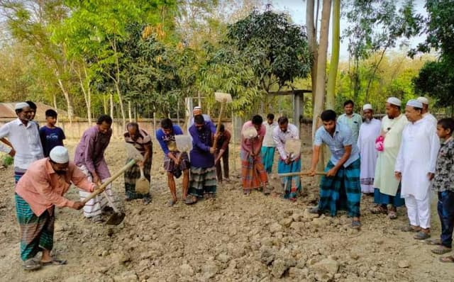 আত্রাইয়ে গ্রামবাসীর উদ্যোগে স্বেচ্ছাশ্রমে রাস্তা নির্মাণ