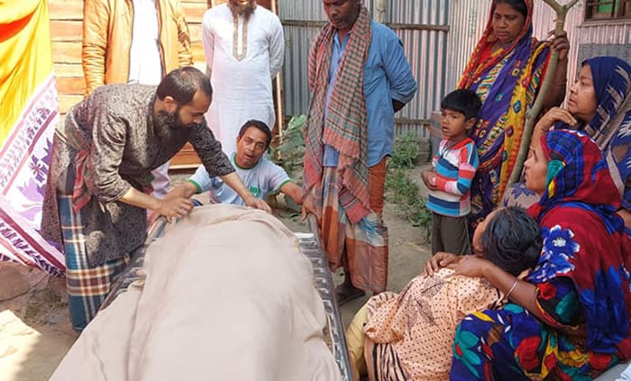 পুলিশ ডেকে পিতার দাফনে বাধা ছেলের!