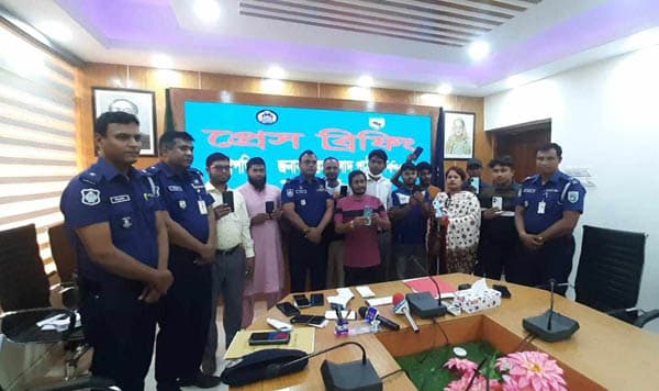 চোরাই ফোন উদ্ধার করে তাক লাগিয়ে দিয়েছে ঠাকুরগাঁও সদর  থানা পুলিশ