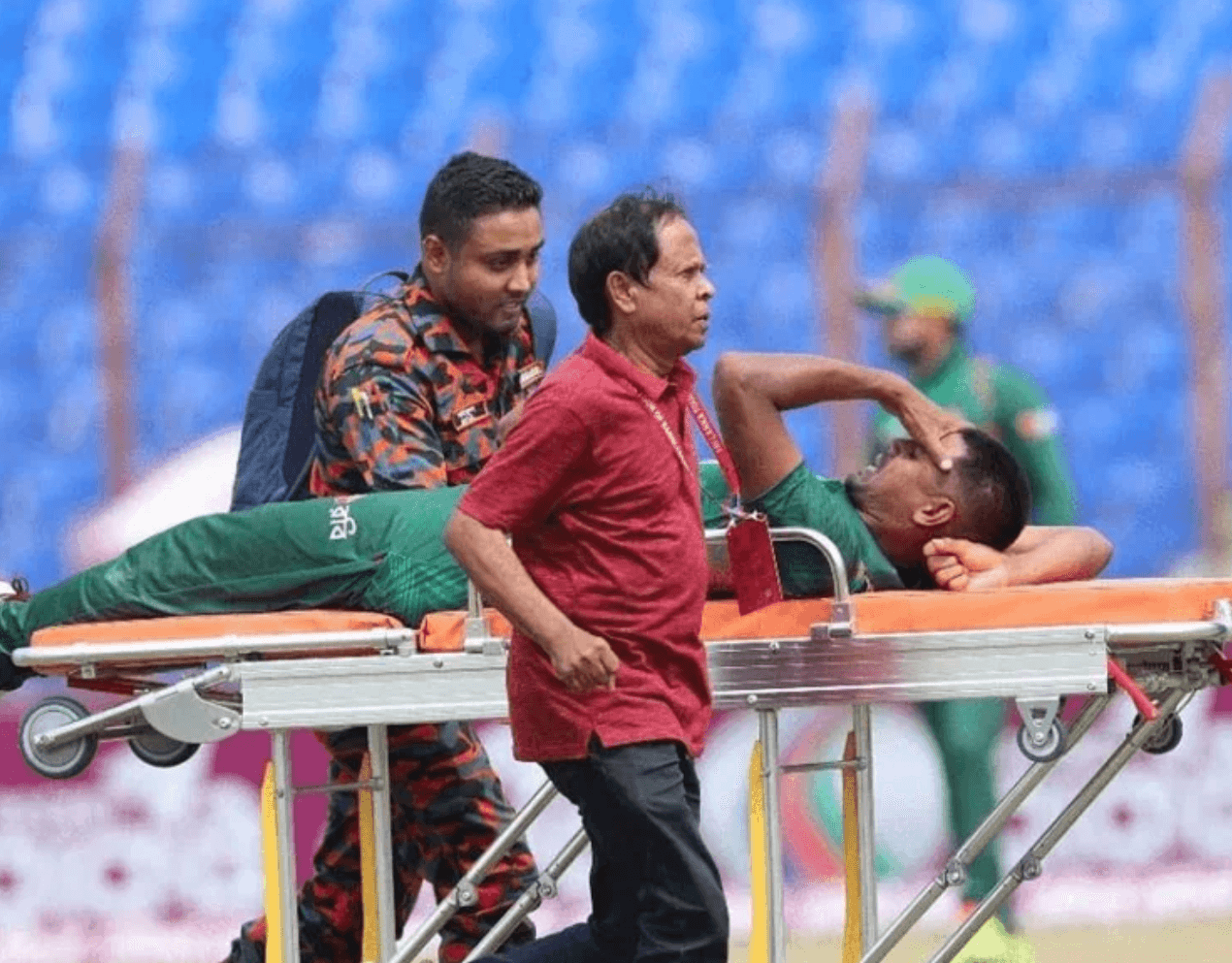 স্ট্রেচারে চড়ে মাঠ ছাড়লেন মোস্তাফিজ-জাকের আলি