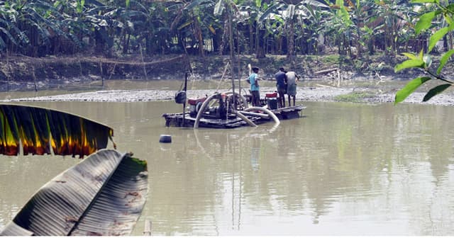 আগৈলঝাড়ায় অবৈধ ড্রেজার বসিয়ে বালু উত্তোলণ