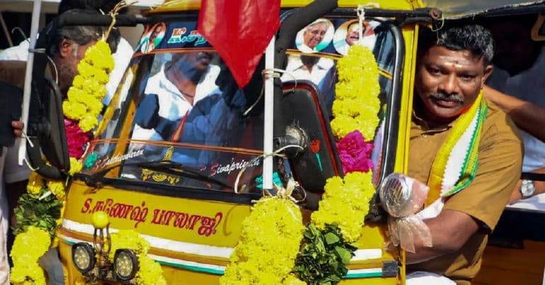 অটোচালক থেকে মেয়র! শপথ নিতে এলেন অটো চালিয়েই