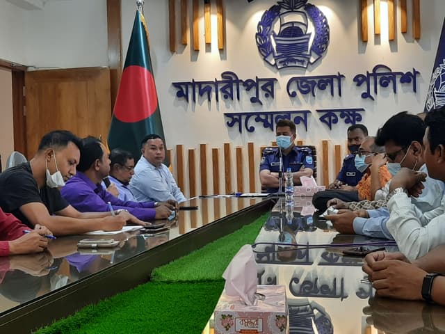 মাদারীপুরে নবাগত পুলিশ সুপারের সাথে সাংবাদিকদের মতবিনিময় সভা